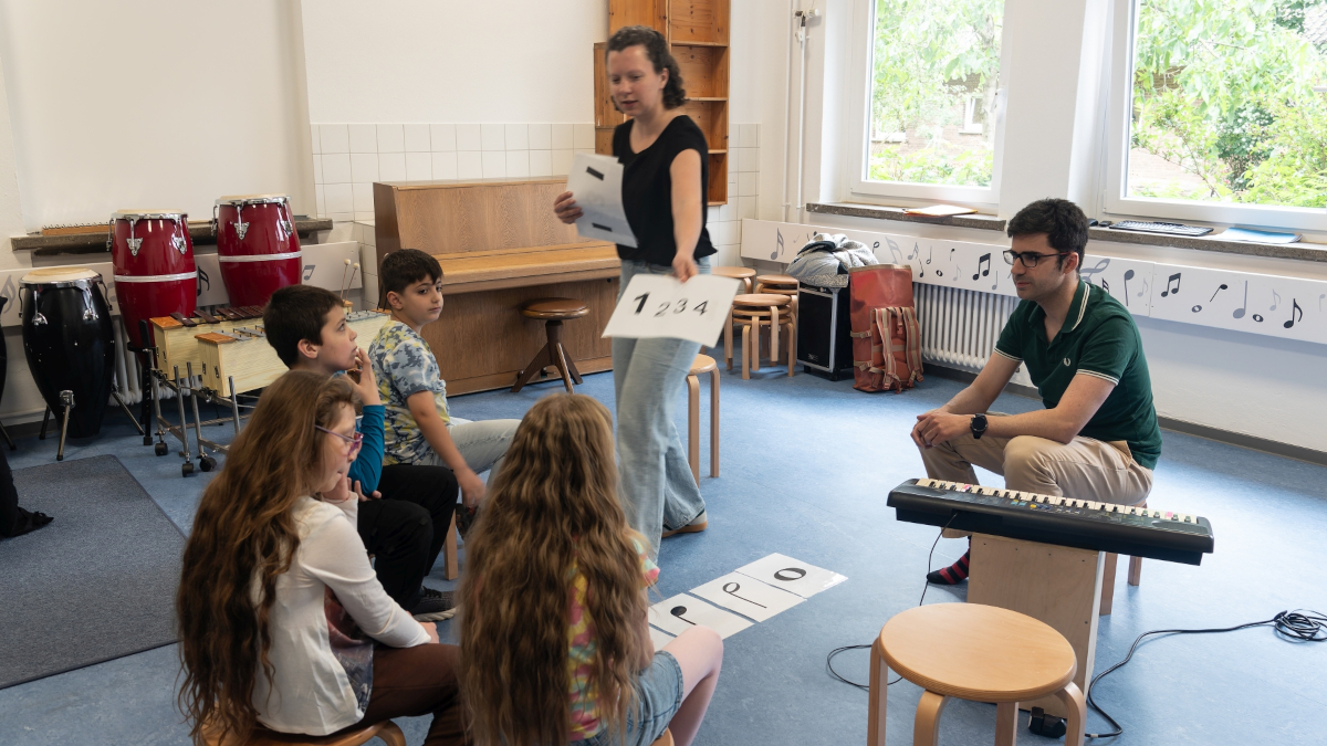 Die Musikpädagogen Debora Buschmann und Francisco Chaves im Unterricht mit vier Schülern in der Bodelschwingh-Schule. Foto: Stadt Krefeld, Presse und Kommunikation