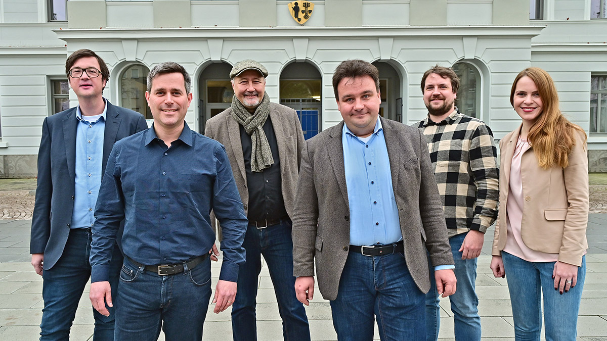 Quartiersmanager Sandy Schilling, Arbeitsmarktkoordinator Markus Klein, Joachim Watzlawik (Koordinator Krefeld für Kinder), Stadtdirektor Markus Schön, Steffen Hoss (Gemeinwesenkommunikation) und Sabrina Lesch (kommissarische Leiterin der Koordinierungsstelle, von links).  Foto: Stadt Krefeld, Presse und Kommunikation, A. Bischof