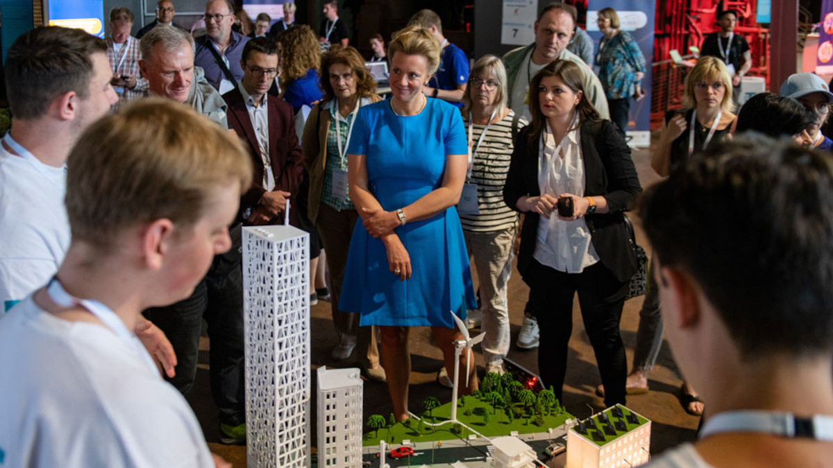 Auch NRW-Wissenschaftsministerin Ina Brandes begutachtete das Stadtmodell der Krefelder Schülergruppe. Foto: zdi.NRW 2024