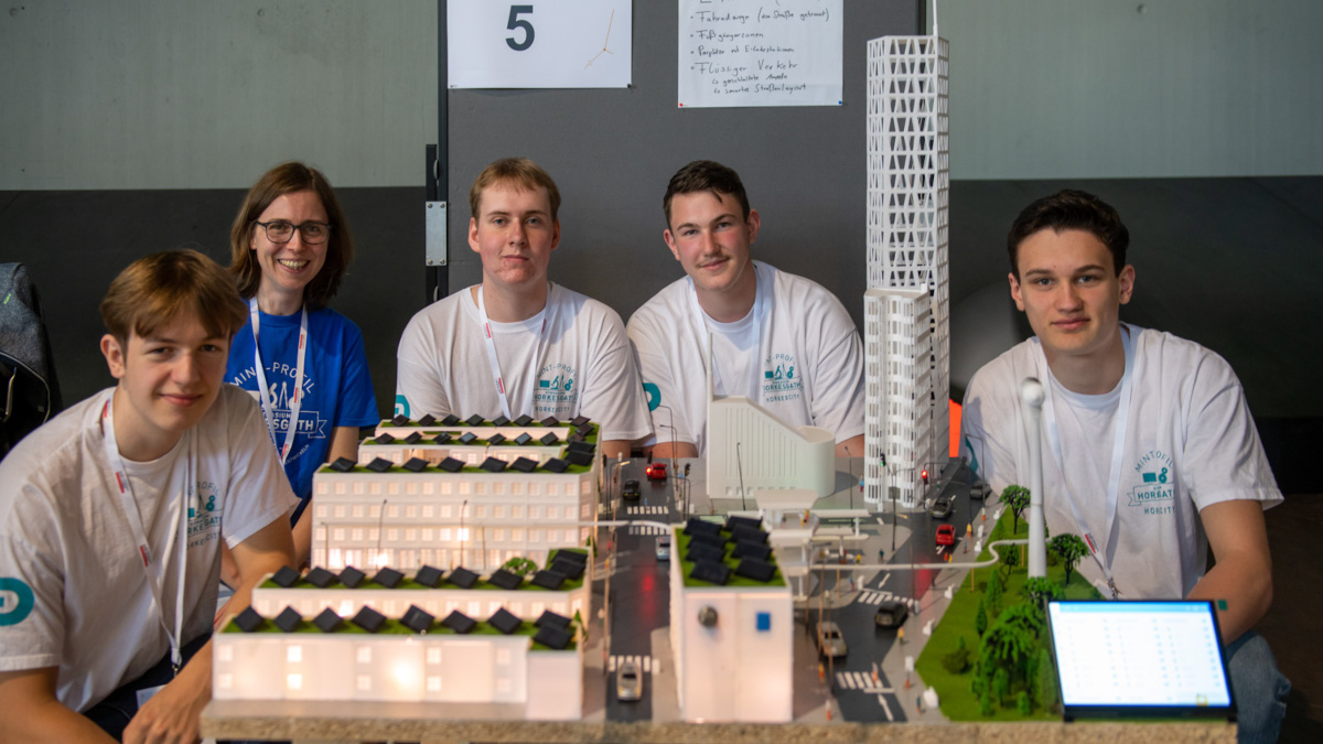 Die "HorkesCity" und ihr Team dahinter mit (von links) Moritz Stölcker, Karin Loppe, Raphael Gapski, Arian Hashani und Noah Bonk.Bild: zdi.NRW 2024