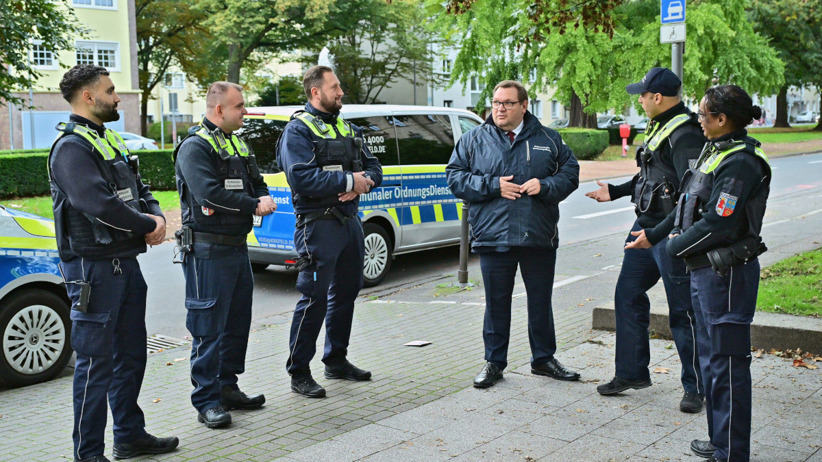 Oberbürgermeister Frank Meyer bei einem Rundgang durch die Innenstadt mit dem Kommunalen Ordnungsdienst (KOD) im Oktober 2024.Foto: Stadt Krefeld, Presse und Kommunikation, A. Bischof