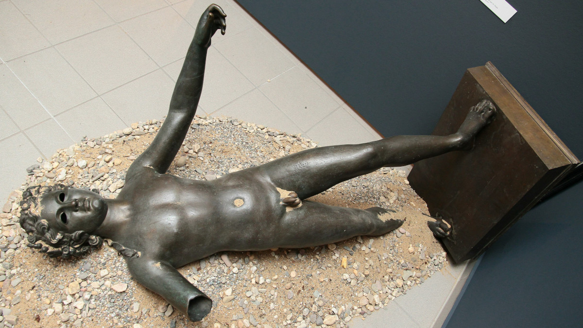 Sonderausstellung im Museum Burg Linn "Fischerei am Niederrhein" . Lüttinger Knabe in der Ausstellung. Bild: Stadt Krefeld, Presse und Kommunikation Sonderausstellung im Museum Burg Linn "Fischerei am Niederrhein" . Lüttinger Knabe in der Ausstellung. Bild: Stadt Krefeld, Presse und Kommunikation