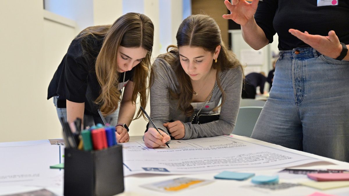 An insgesamt sechs Dialogtischen konnte zu unterschiedlichen Projekten mitgearbeitet werden.Bild: Stadt Krefeld, Presse und Kommunikation, A. Bischof An insgesamt sechs Dialogtischen konnte zu unterschiedlichen Projekten mitgearbeitet werden.Bild: Stadt Krefeld, Presse und Kommunikation, A. Bischof