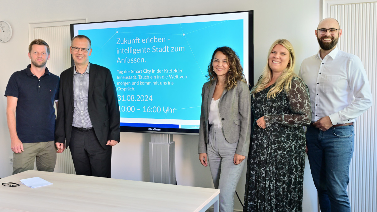 Die Organisatoren des "Tags der Smart City" freuen sich auf die Präsentation in der Innenstadt: (v.l.) V. lks. Julian Deymann (SWK), Wirtschaftsdezernent Eckart Preen, Personaldezernentin Cigdem Bern sowie Ramona Hachmeister und Markus Lewitzki vom Smart-City-Team. Foto: Stadt Krefeld, Presse und Kommunikation, Andreas Bischof