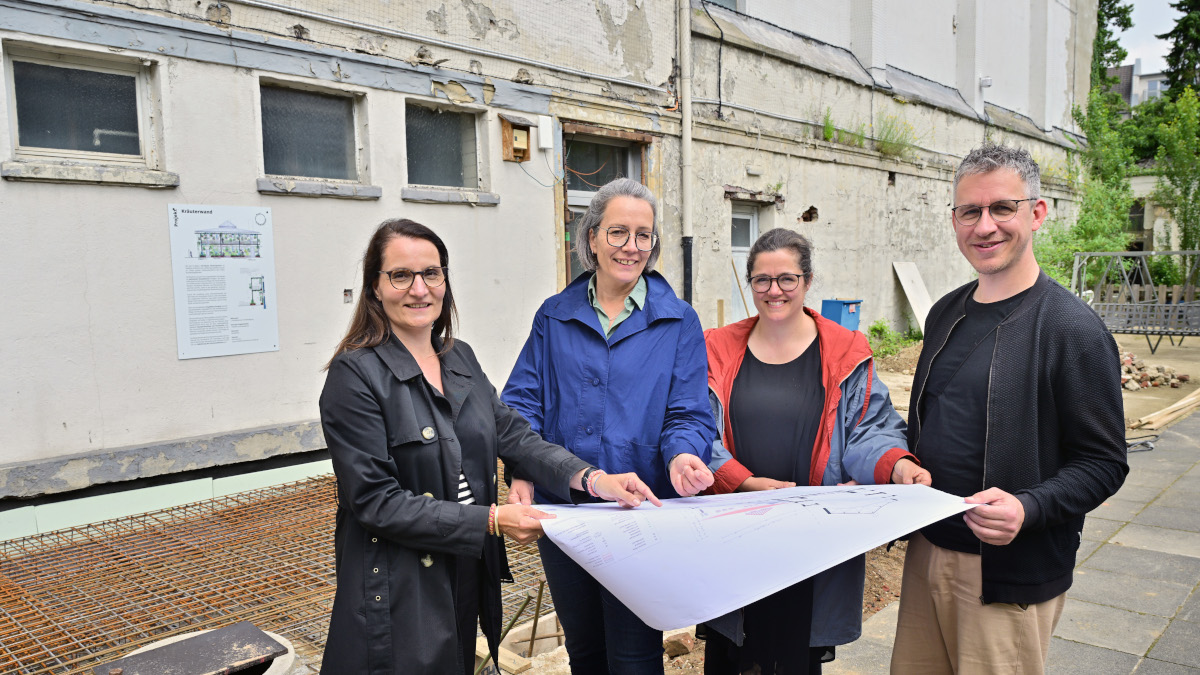 Stellen die Planungen für das Freischwimmer-Gelände vor: (von links) Jutta Heintz vom Zentralen Gebäudemanagement, Ruth Esser-Rehbein als Projektleiterin der Stadt, Katrin Mevissen und Marcel Beging von den Freischwimmern.Bild: Stadt Krefeld, Presse und Kommunikation, A. Bischof Stellen die Planungen für das Freischwimmer-Gelände vor: (von links) Jutta Heintz vom Zentralen Gebäudemanagement, Ruth Esser-Rehbein als Projektleiterin der Stadt, Katrin Mevissen und Marcel Beging von den Freischwimmern.Bild: Stadt Krefeld, Presse und Kommunikation, A. Bischof