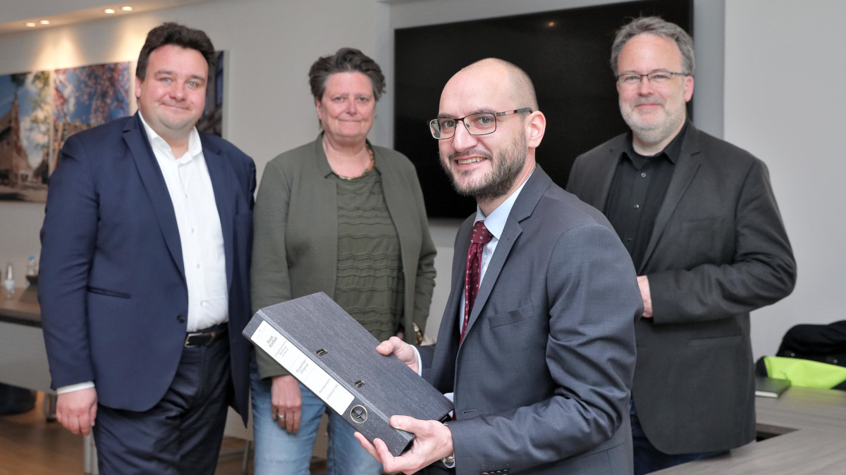 Stadtdirektor und Sportdezernent Markus Schön, Umweltdezernentin Sabine Lauxen, Rechtsanwalt Janosch Neumann von der Kanzlei Heinemann & Partner in Essen und Ludger Walter, Fachbereich Stadt- und Verkehrsplanung. Bild: Stadt Krefeld, Presse und Kommunikation, D. Jochmann Stadtdirektor und Sportdezernent Markus Schön, Umweltdezernentin Sabine Lauxen, Rechtsanwalt Janosch Neumann von der Kanzlei Heinemann & Partner in Essen und Ludger Walter, Fachbereich Stadt- und Verkehrsplanung. Bild: Stadt Krefeld, Presse und Kommunikation, D. Jochmann